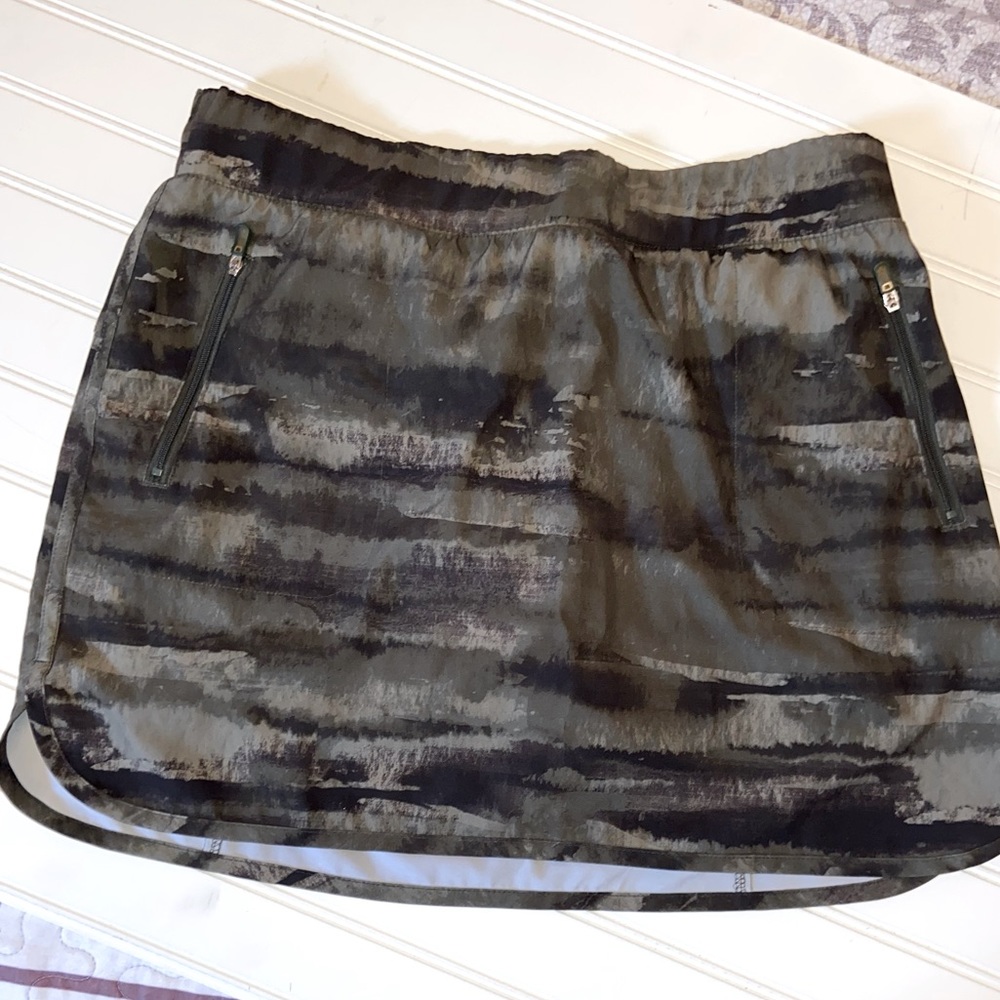 Tech gear Women's Size M camouflage skort